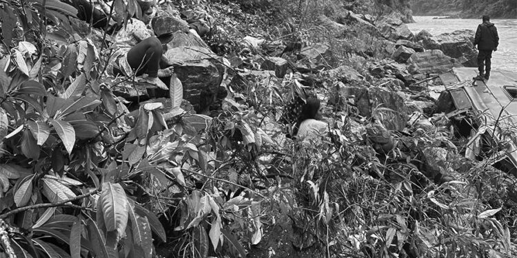 मर्स्याङ्दी नदीमा भारतीय बस खस्यो