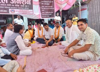 सरकारलाई दबाब दिन गाउँपालिका अध्यक्ष बसे रिले अनशनमा