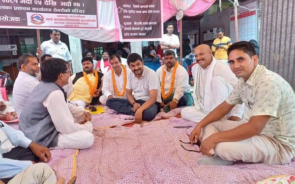 सरकारलाई दबाब दिन गाउँपालिका अध्यक्ष बसे रिले अनशनमा
