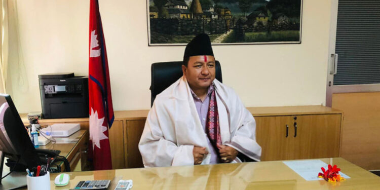 दिल्लीमा पक्राउ परेका  ढोरपाटनका मेयरलाई काठमाडौं  ल्याइयो