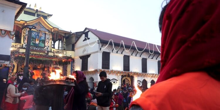 पशुपतिलगायतका शिव मन्दिरहरूमा बिहानैदेखि चहलपहल