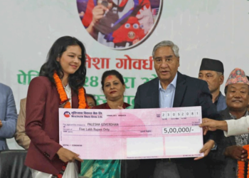 पलेशालाई ५ लाखसहित काँग्रेसद्वारा सम्मान