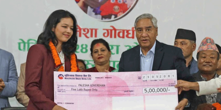 पलेशालाई ५ लाखसहित काँग्रेसद्वारा सम्मान