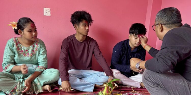 मान्यजनसंग नवदुर्गाको प्रसाद लगाउने क्रम जारी