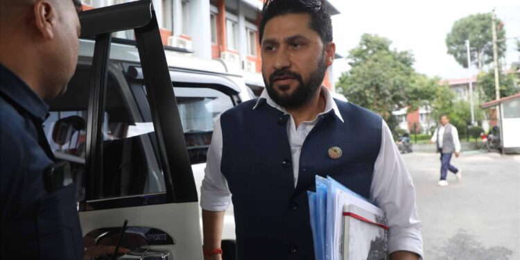 रवि लामिछानेलाई सडकमार्ग हुँदै पोखरा लगिँदै