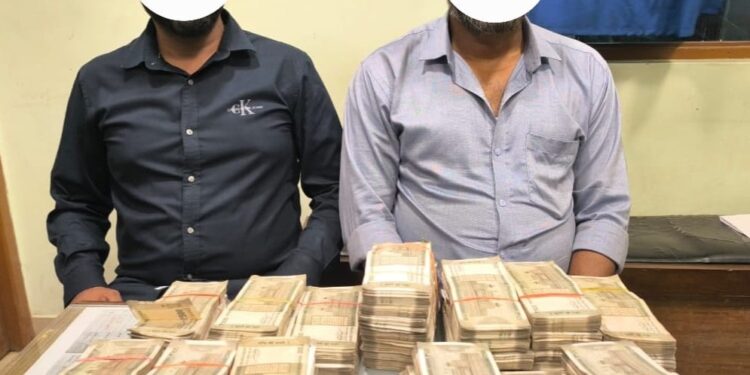 साढे बिस लाख स्रोत नखुलेको भारतिय रकम सहित दुई जना पक्राउ