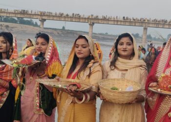 कपिलबस्तुमा अस्ताउंदो सुर्यलाई अर्घ दिई छठ मनाइयो (फोटो फिचर)