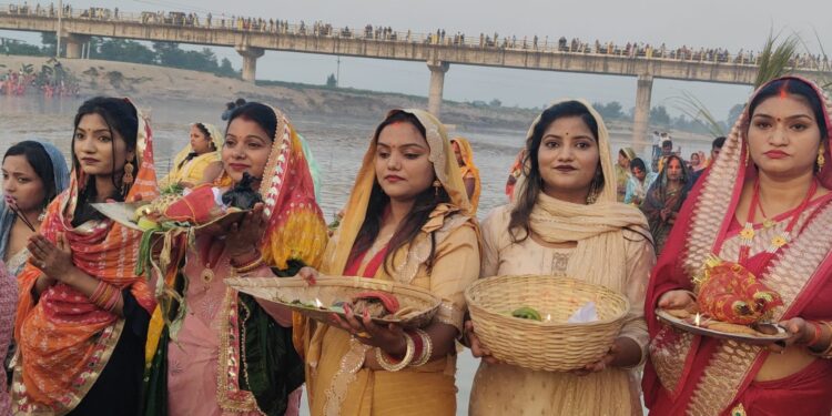 कपिलबस्तुमा अस्ताउंदो सुर्यलाई अर्घ दिई छठ मनाइयो (फोटो फिचर)