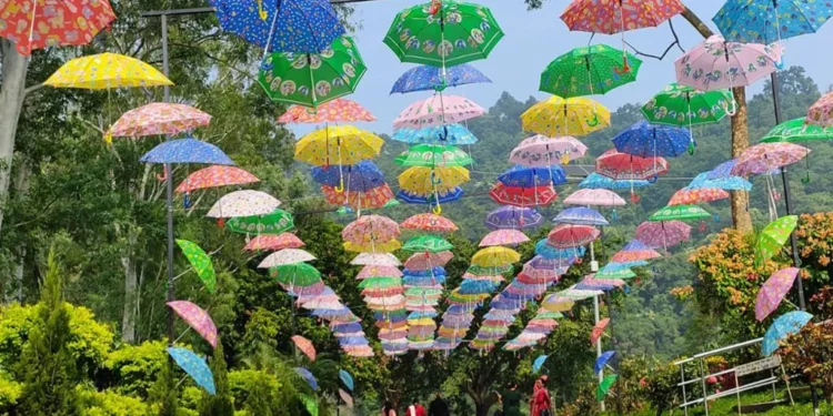 रंगीविरंगी छाताले सिँगारियो धार्मिक पर्यटकीयस्थल दोमुखा