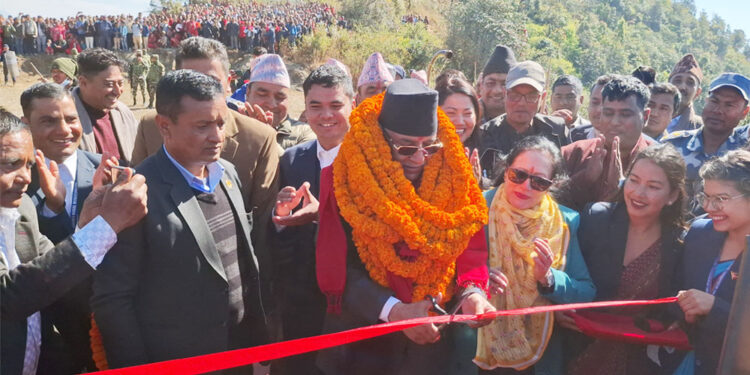 गुल्मीमा प्रचण्डद्वारा हेलीप्याड र पिस पार्कको उद्घाटन