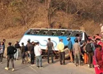 कृष्णनगरबाट लमहीतर्फ जादै गरेको बस दुर्घटना : दुई जनाको मृत्यु