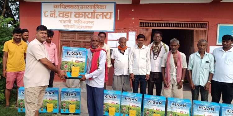 कृषि क्षेत्रलाई बढावा दिन कपिलवस्तु नगरपालिका ८ ले दयाे कृषकलाई स्प्रेयर ट्यांकी
