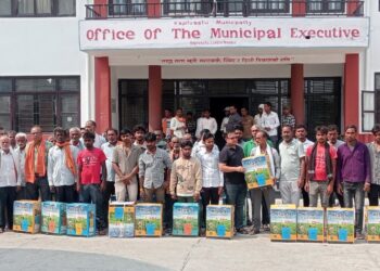 कपिलबस्तु नगरपालिका वडा नम्बर २ द्वारा १ सय ४३ कृषकलाई स्प्रे टंकी