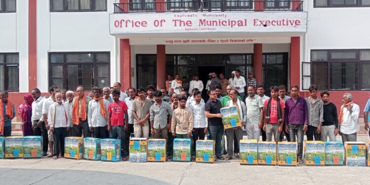 कपिलबस्तु नगरपालिका वडा नम्बर २ द्वारा १ सय ४३ कृषकलाई स्प्रे टंकी