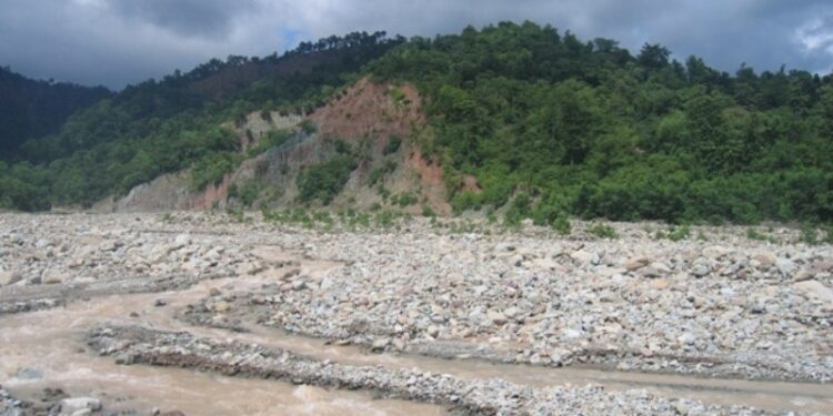 वर्षा लागेपछि त्रासमा बस्छन् वाग्मती किनारका बासिन्दा