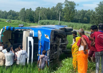 स्कुल बस पल्टिदा पाँच विद्यार्थी घाइते