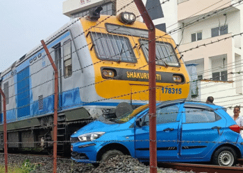 जनकपुरमा रेल र कार ठोक्किए