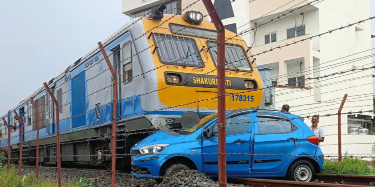 जनकपुरमा रेल र कार ठोक्किए