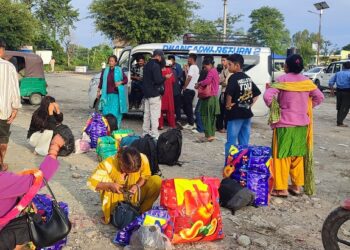 चाडपर्व छोडेर काम खोज्न भारत