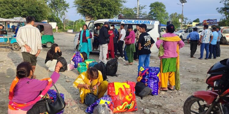 चाडपर्व छोडेर काम खोज्न भारत