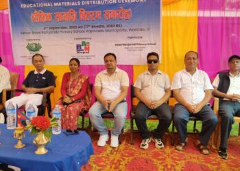 विद्यार्थीहरुलाई शैक्षिक सामग्री र अभिभावकलाई खाद्यान्न
