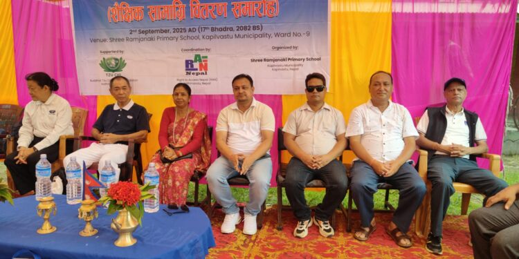विद्यार्थीहरुलाई शैक्षिक सामग्री र अभिभावकलाई खाद्यान्न