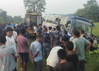 काठमाडौँबाट नेपालगन्जतर्फ जाँदै गरेको बस दुर्घटना, एकको अवस्था गम्भिर