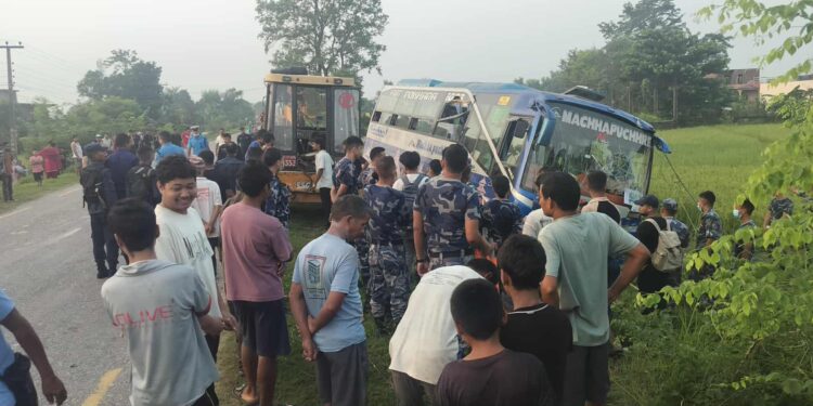 काठमाडौँबाट नेपालगन्जतर्फ जाँदै गरेको बस दुर्घटना, एकको अवस्था गम्भिर