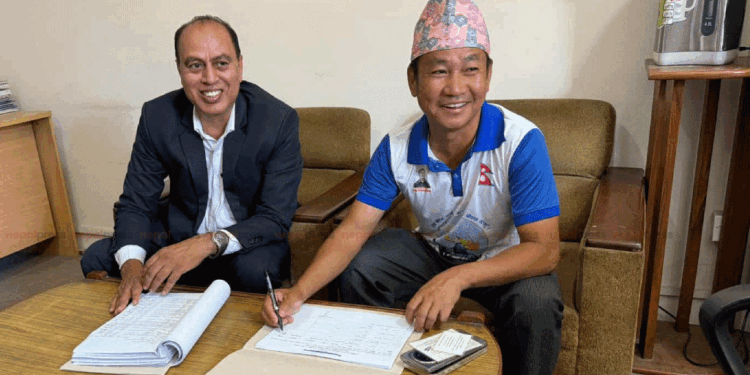 आयोग पुगेर हर्क साम्पाङले दल दर्ताका लागि गरे सनाखत