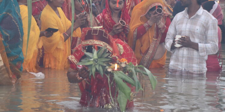 कपिलवस्तुमा उदाउँदो सूर्यलाई अर्घ दिइ छठ पर्व समापन