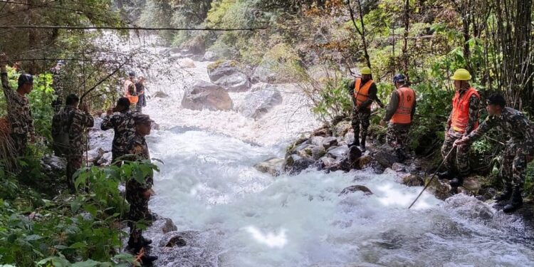 रसुवामा फसेका १२ को उद्धार, चारजनाको खोजी जारी