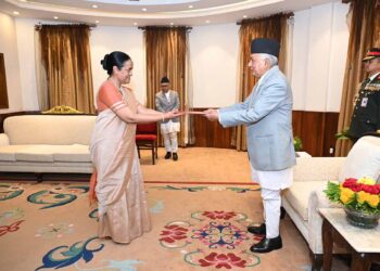 राष्ट्रपतिसमक्ष चार राजदूतद्वारा ओहोदाको प्रमाणपत्र पेस
