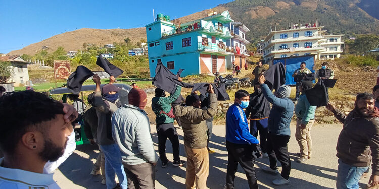 गृह जिल्ला आउँदा जनार्दन शर्मा विरुद्ध कालोझन्डा र नाराबाजी