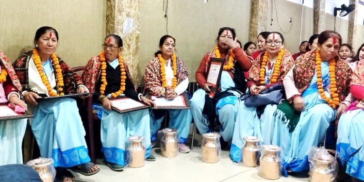 महिला स्वास्थ्य स्वयंसेविकालाई सम्मानसहित बिदाई