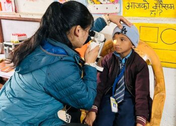 कपिलबस्तुमा विद्यालयका बालबालिकाको आँखा परिक्षण
