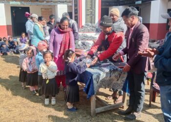 शिक्षक विद्यार्थीलाई न्यानो कपडा