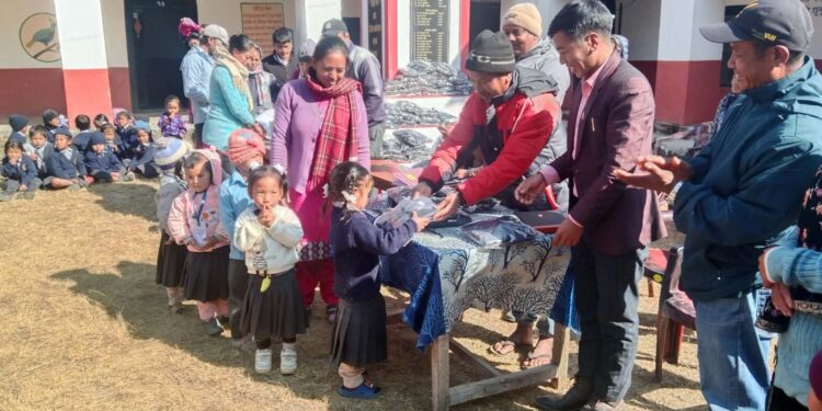 शिक्षक विद्यार्थीलाई न्यानो कपडा