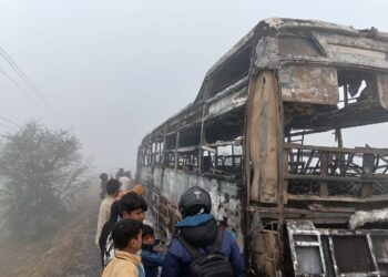काठमाडौंबाट जाँदै गरेको बसमा आगलागी सबै यात्रु सकुशल