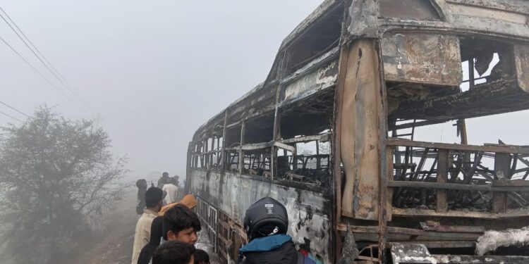 काठमाडौंबाट जाँदै गरेको बसमा आगलागी सबै यात्रु सकुशल