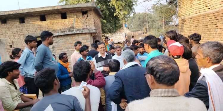 मायादेवीमा मतदातासँग भेटघाट गर्दै अतहर कमाल