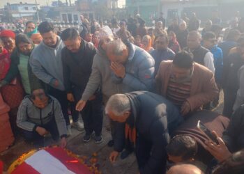 कांग्रेस नेता रेग्मीको पार्थिव शरीरमा पार्टीको चारतारे झन्डा ओढाई अन्तिम विदाइ