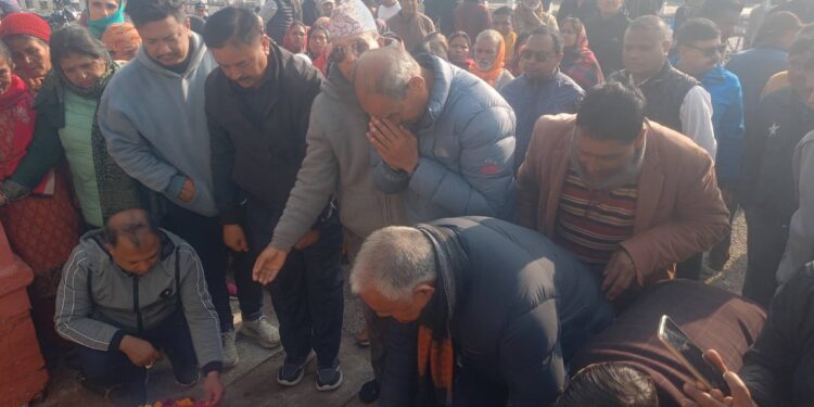 कांग्रेस नेता रेग्मीको पार्थिव शरीरमा पार्टीको चारतारे झन्डा ओढाई अन्तिम विदाइ
