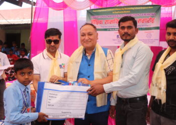 विद्यार्थीहरुलाई शैक्षिक सामग्री 