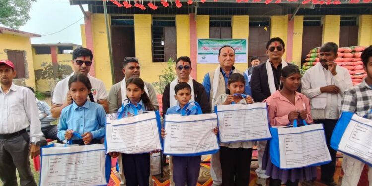 बालबालिकालाई विद्यालयमा टिकाइ राख्न ४ सय बढीलाई शैक्षिक सामग्री
