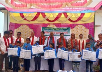 गौतमबुद्ध आधारभूत विद्यालयमा शैक्षिक सामग्री र खाद्यान्न वितरण