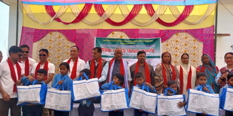 गौतमबुद्ध आधारभूत विद्यालयमा शैक्षिक सामग्री र खाद्यान्न वितरण