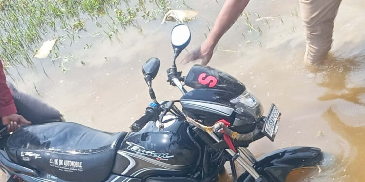 डिभाइडरमा मोटरसाइकल ठोक्किँदा भारतीय नागरिकको मृत्यु