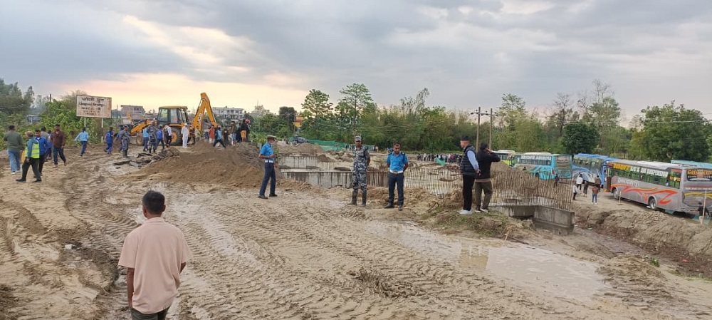 डाइभर्सन बगाउँदा हरिवनमा पूर्व–पश्चिम राजमार्ग अवरुद्ध