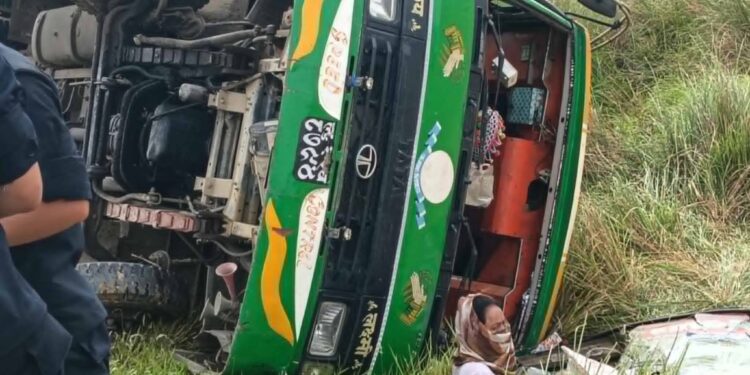 कपिलवस्तुमा बस दुर्घटना १९ जना घाइते
