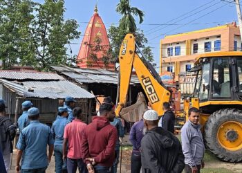 कोशीमा प्रदेश मन्त्रीको घरमा डोजर